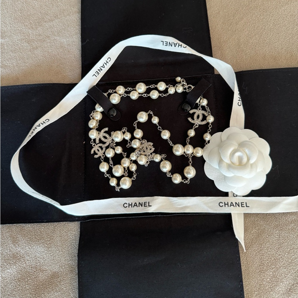 Authentic Chanel CC Pearl and Crystal necklace